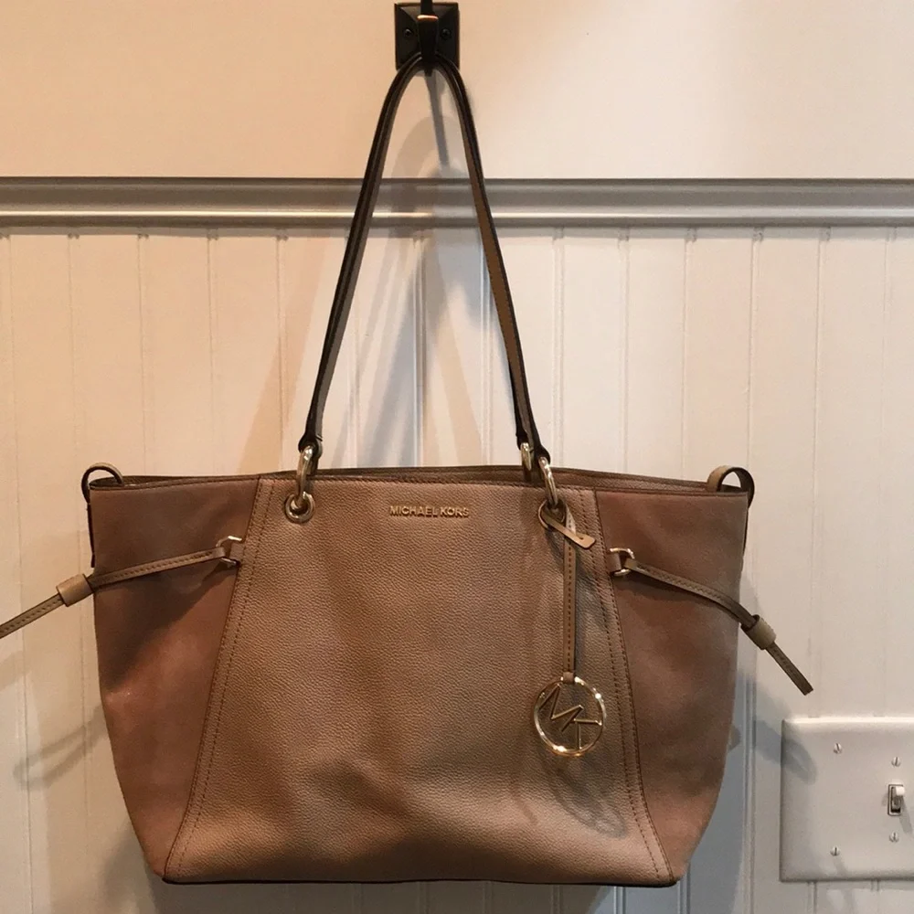 (SOLD). Michael MICHAEL KORS Handbag - Picture 1 of 15